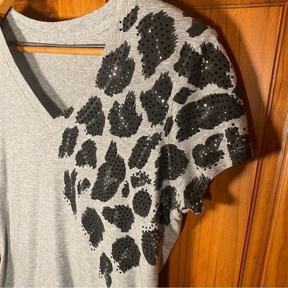 Kenneth Cole Fitted V-Neck T-Shirt with Gray Sparkle Leopard Print - Picture 2 of 6